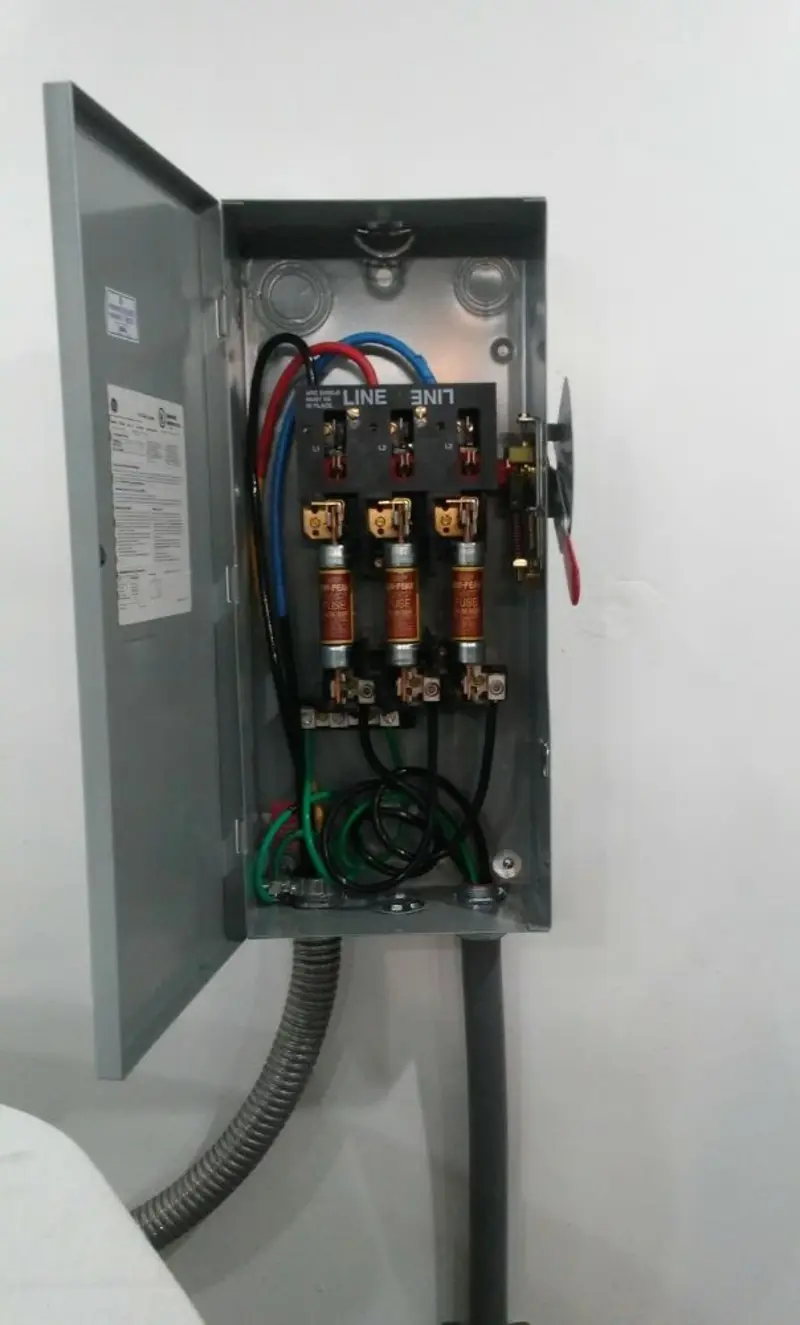 Three-phase disconnect switch installed for Smoke Detector Installation in Price
